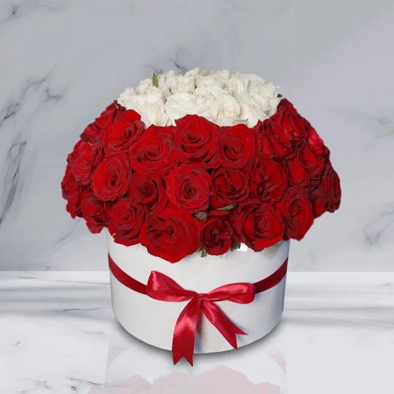 Elegant floral shop banner featuring a luxury bouquet of pink and white roses arranged in a glass vase on a marble table, with a soft beige background and Lana Fleur branding.